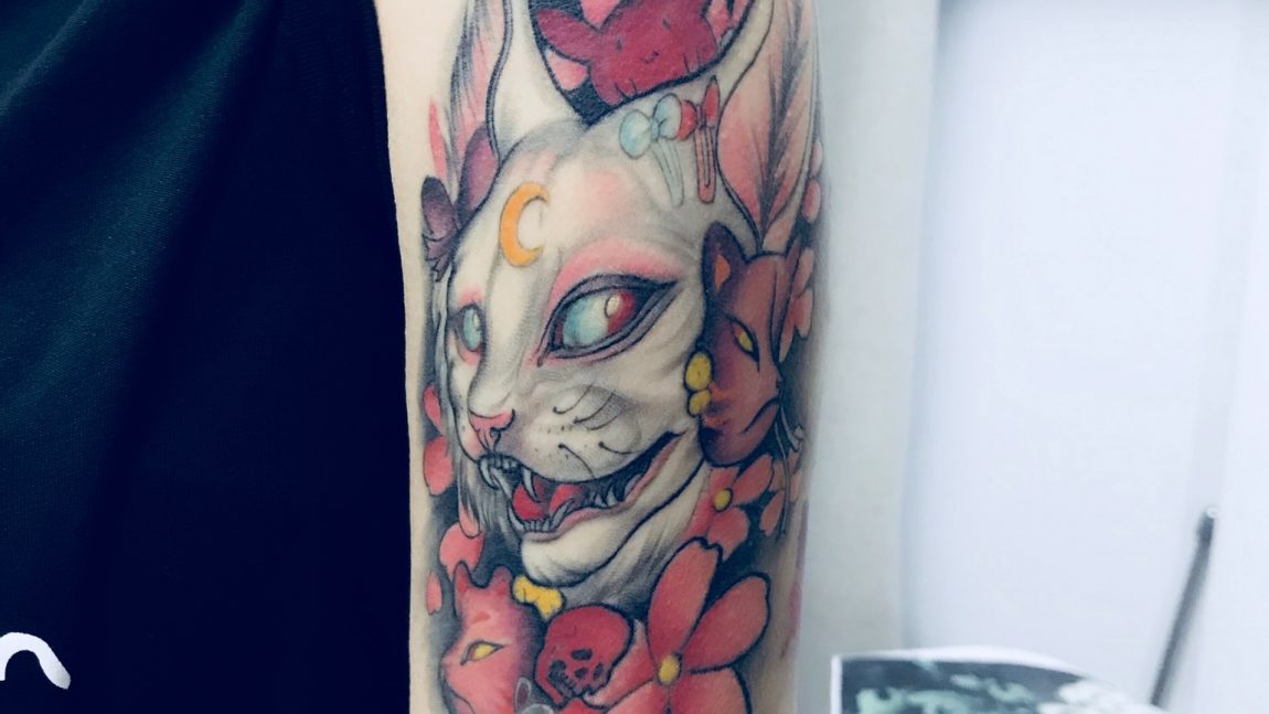 美女的无毛猫纹身