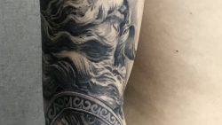 欧美花臂海神波塞冬时钟纹身
