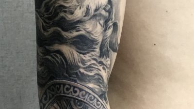 欧美花臂海神波塞冬时钟纹身