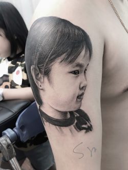 小孩肖像纹身